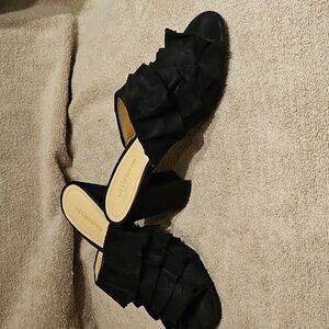 Liz Claiborne Deanna Heeled Mules Peep Toe Slide Heels Black Ruffles size 5.5